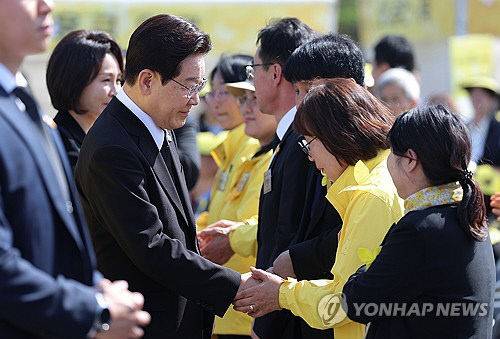 이재명 대통령이 16일 경기도 안산 화랑유원지에서 열린 세월호 참사 12주기 기억식에서 참석자들과 인사하고 있다.