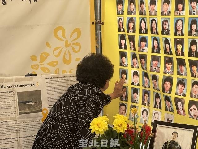 세월호 유가족 양순애 할머니가 손녀 사진을 만지고 있다. /이상구 기자