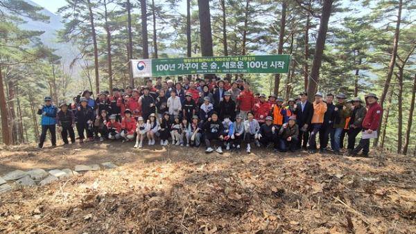 평창국유림관리소(소장:이명규)는 15일 대화면 하안미리 가리왕산 산림생태관리센터에서 창립 100주년 및 제81회 식목일을 기념한 ‘가리왕산 소나무 명품숲 후계림 조성’ 나무심기 행사를 개최했다.
