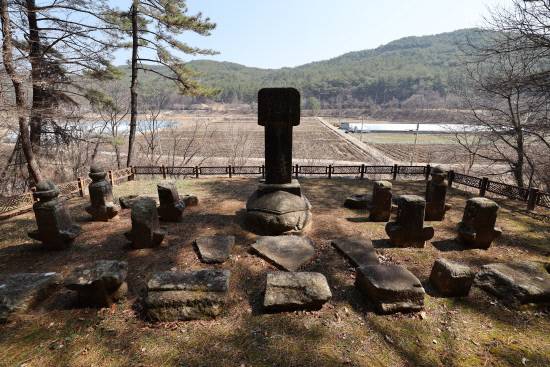 세종대왕 태실지, 산의 정산 부근에 조성돼 있었지만 임진왜란. 일제강점기를 거쳐 파괴돼 지금은 그 석물을 한데 모아 현 부지에 조성했다. 원래 있는 부지에는 민간인 모역이 조성돼 있다.