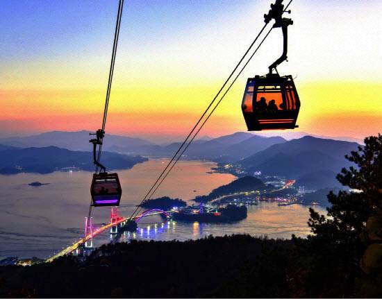 사천바다케이블카에서 바라본 창선·삼천포대교의 야경.