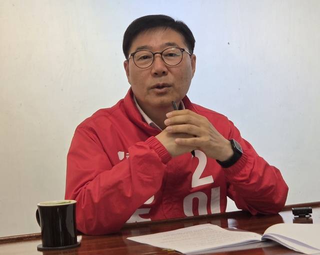 이창화 경주시장선거 예비후보가 15일 출산정책분야 공약을 발표하고 있다. 강시일 기자