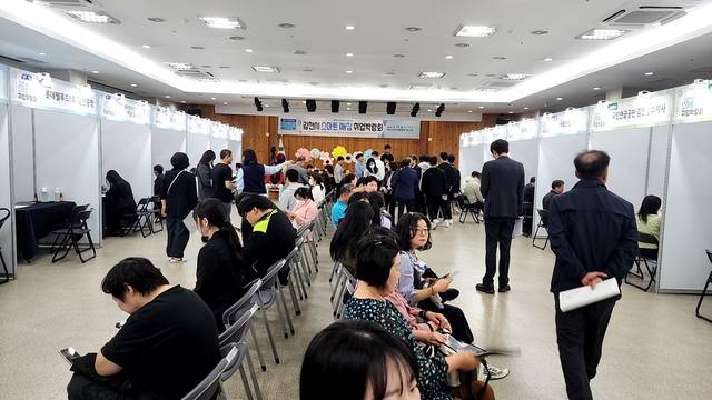 시는 지난 15일 김천시 근로자종합복지관에서 '김천시 일자리 스마트매칭 취업박람회'를 가졌다. 김천시 제공