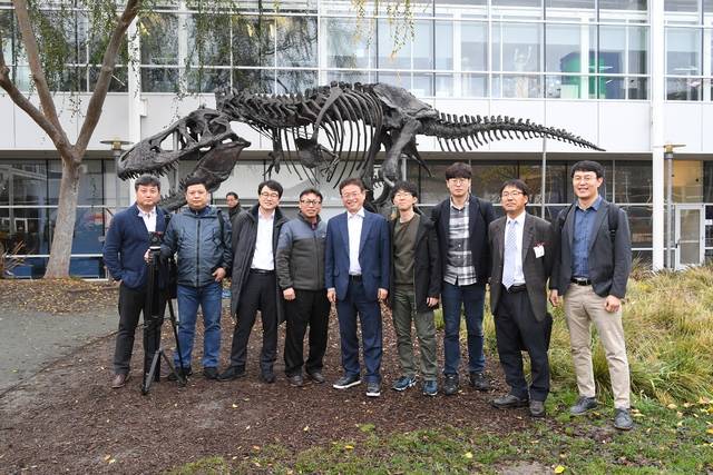 2019년 1월 미국 캘리포니아주 마운틴뷰 구글 본사를 찾은 이철우(가운데) 경북도지사가 수행원들과 정원에 설치된 공룡 화석 조형물 앞에서 함께 한 모습. 경북도 제공.