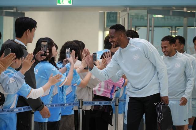 16일 대구FC 오픈트레이닝 행사에 참여한 선수와 팬들이 하이파이브를 하며 즐거움을 나누고 있다. 대구FC 제공