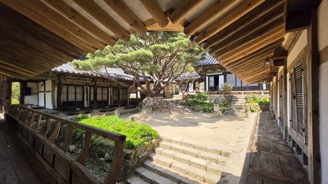 영산암을 구성하는 크고 작은 전각 6동 가운데 자리 잡은 마당 정원은 '한국의 10대 정원'으로 꼽힐 정도로 아름답다.