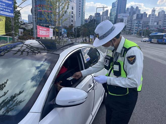 대구 동대구역네거리에서 교통경찰이 우회전 시 일시정지를 위반한 한 차량을 단속하고 있다. 영남일보 DB