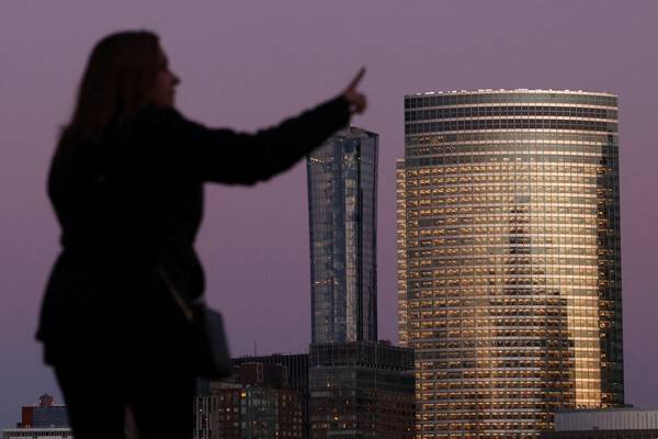 미국 뉴욕 맨해튼에 있는 골드만삭스 글로벌 본사 앞에 한 사람이 서 있다. [출처=연합뉴스]