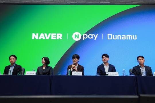 Executives from the three companies present at a joint press conference held by Naver, Naver Financial, and Dunamu at Naver 1784 (Naver's headquarters) in Seongnam, Gyeonggi-do, on November 27, 2025. (From left) Park Sang-jin, CEO of Npay; Choi Soo-yeon, CEO of Naver; Lee Hae-jin, Chairman of Naver's Board of Directors; Song Chi-hyung, Chairman of Dunamu; Oh Kyung-seok, CEO of Dunamu. / Photo: Naver