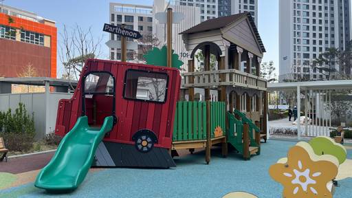 '철산자이 브리에르' 단지 내 '파르테논 신전 대모험' 놀이시설./성채리 인턴기자