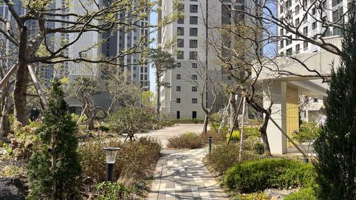 '철산자이 브리에르' 단지 내 산책길./성채리 인턴기자