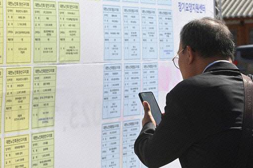 100세시대가 현실화 하면서 노후 대비에 대한 관심이 높아지고 있다. 한 시민이 고령자 일자리 정보를 살펴보고 있다./뉴시스