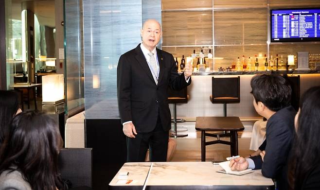 데이비드 페이시 대한항공 기내식기판 및 라운지 부문 부사장이 라운지를 소개하고 있다. 사진=대한항공