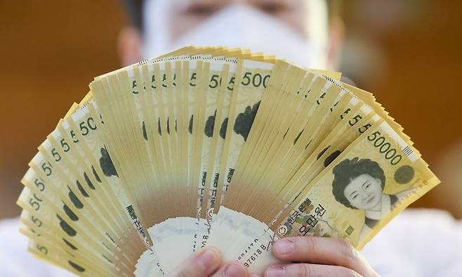 ▲최근 5년 내 부자의 기준에 도달한 사람은 50대가 약 절반을 차지해 가장 많지만 40대 이하 젊은층도 1/4(30대 이하 5%, 40대 18%)로 적지 않은 편이다.