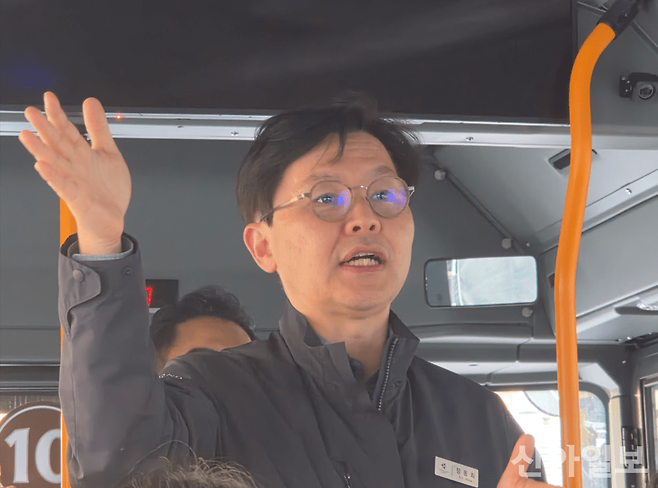 정동희 에버랜드 동물원장이 '사파리월드 더 와일드' EV(전기차)버스에서 리뉴얼 한 사파리월드에 대해 설명하고 있다. [사진=신현숙 기자]