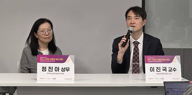 왼쪽부터 아스트라제네카 정진아 상무, 서울성모병원 호흡기내과 이진국 교수. 약사공론DB