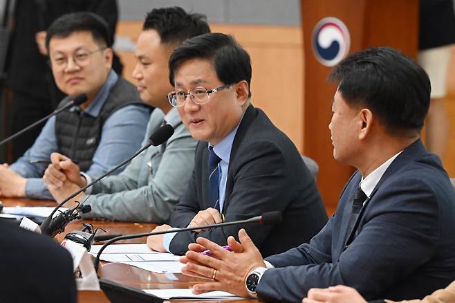 김성환 기후에너지환경부 장관이 16일 서울 종로구 정부서울청사에서 열린 '공동주택 내 전기차 충전시설 설치·운영체계 개선을 위한 간담회'에서 충전요금 개편안에 대해 말하고 있다.