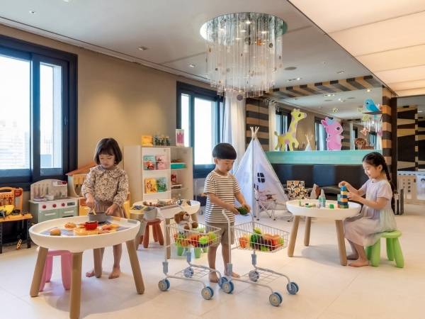 더 플라자 키즈 라운지에서 어린이들이 놀고 있다.&nbsp;ⓒ한화호텔앤드리조트