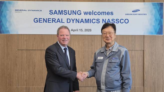 최성안 삼성중공업 대표이사 부회장(우측)과 데이비드 카버 나스코 사장이 기념촬영을 하고 있다.(사진=삼성중공업 제공)