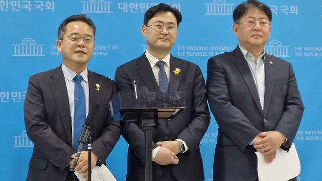 민주당 디지털자산태스크포스(TF) 위원장인 이정문 의원(가운데)과 민병덕 의원(맨왼쪽), 박민규 의원(맨오른쪽) 이 16일 서울 여의도 소통관에서 기자회견 직후 기자들과 만나 질의응답을 하고 있다. (사진=이데일리 최훈길 기자)