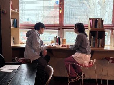 이야기를 나누고 있는 희곡 전문 서점 ‘인스크립트’의 권주영(왼쪽부터), 박세인 대표(사진=신문경 기자)