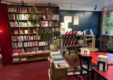 인스크립트의 내부 전경. 무대의 막처럼 붉은 색으로 포인트를 준 인테리어와 가구들이 시선을 사로잡는다. 연극을 사랑하는 이들의 아지트이자, 점심시간에는 주변 직장인들이 잠시 숨을 고르기 위해 찾는 장소가 된다.(사진=신문경 기자)