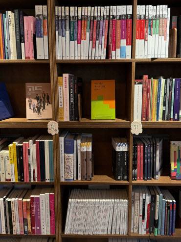 인스크립트 큐레이션 도서들.(사진=신문경 기자)