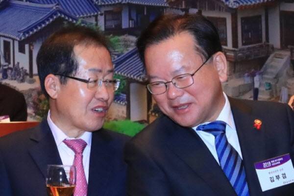 지난 2018년 홍준표 당시 자유한국당 대표(왼쪽)와 김부겸 행정안전부 장관이 서울 태평로 한국프레스센터에서 열린 재경 대구-경북인 신년교례회에서 건배를 한 뒤 대화하고 있다. (사진=연합뉴스)