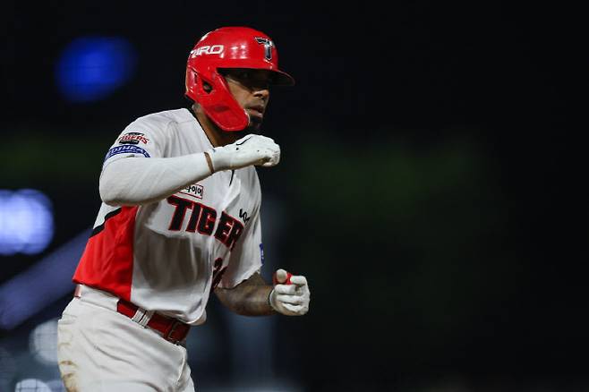 KIA타이거즈 외국인타자 해럴드 카스트로가 투런홈런을 터뜨린 뒤 베이스를 돌고 있다. 사진=KIA타이거즈