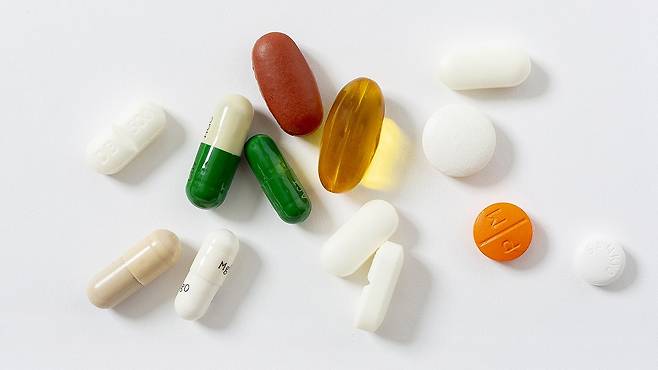 모발 영양제는 최소 3~6개월 이상 복용을 지속해야 변화를 기대할 수 있다｜출처: 클립아트코리아