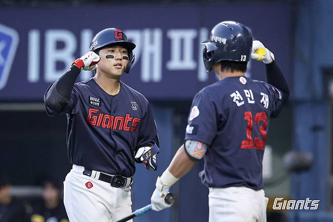 롯데 자이언츠 손성빈(좌)