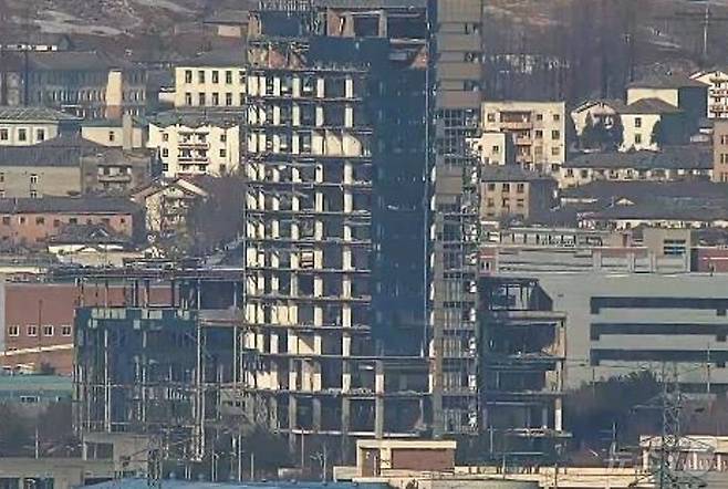 북한의 폭파로 폐허가 된 개성공단 내 종합지원센터. (합참 제공, 판매 및 DB 금지) 2025.3.27 ⓒ 뉴스1