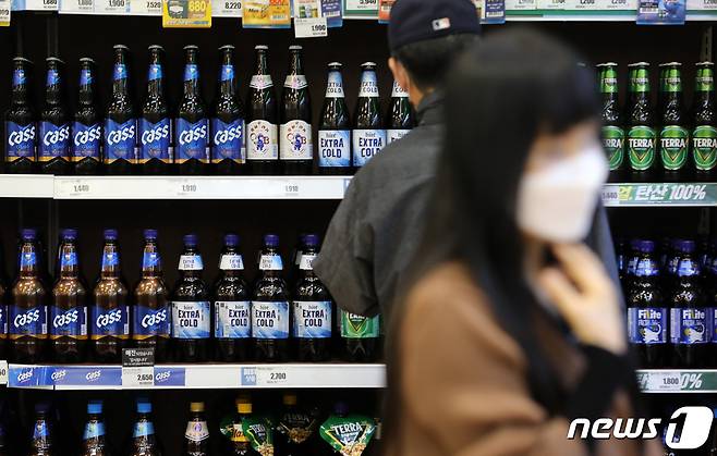 서울 시내의 한 대형마트에 맥주가 진열돼 있다. 2021.3.31 ⓒ 뉴스1 이동해 기자