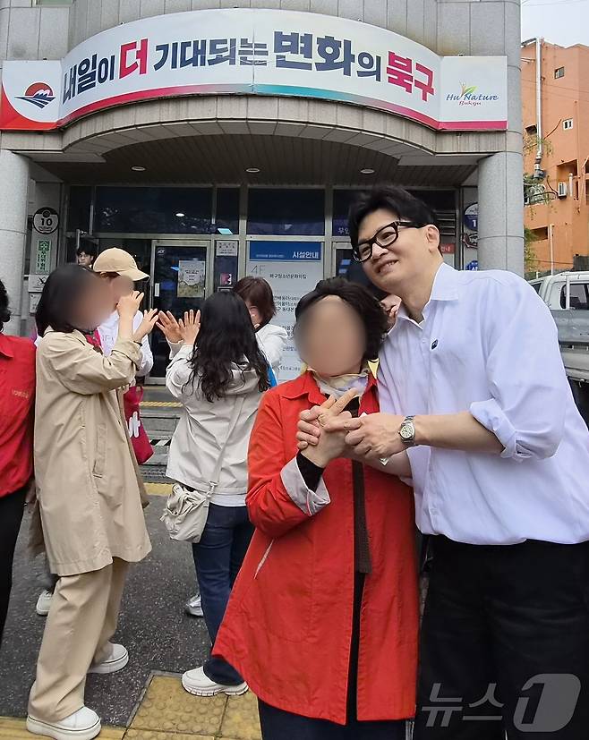 한동훈 전 국민의힘 대표가 14일 부산 북구 만덕2동행정복지센터에서 전입신고를 한 뒤 주민들과 기념사진을 찍고 있다.2026.4.14 ⓒ 뉴스1 임순택 기자