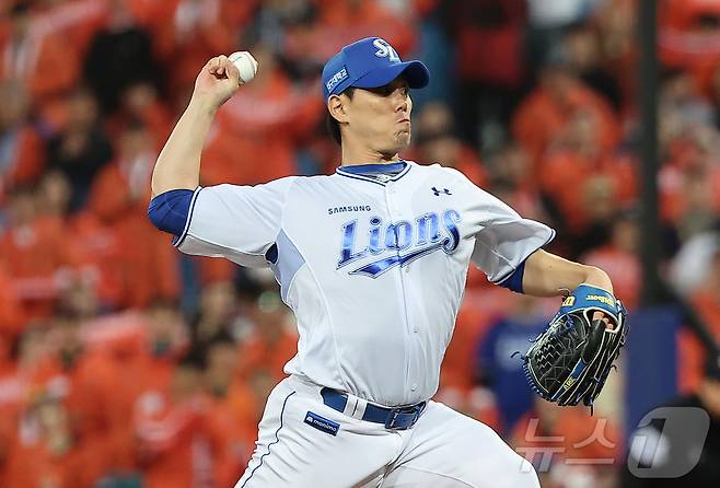 22일 오후 대구 삼성라이온즈파크에서 열린 프로야구 2025 신한 SOL뱅크 KBO 플레이오프 4차전 한화 이글스와 삼성 라이온즈의 경기, 삼성 마무리 김재윤이 9회초 등판해 힘차게 공을 던지고 있다. 2025.10.22 ⓒ 뉴스1 김진환 기자