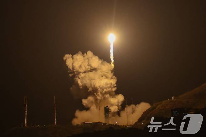한국형 발사체 누리호(KSLV-Ⅱ)가 27일 새벽 전남 고흥군 나로우주센터에서 4차 발사를 맞아 우주로 날아오르고 있다. 2025.11.27 ⓒ 뉴스1 안은나 기자