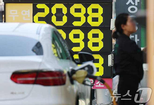 3차 석유 최고가격제 시행 사흘째인 12일 서울 성북구의 한 주유소에 유가 정보가 표시돼 있다. 한국석유공사 유가정보시스템 오피넷에 따르면 이날 오전 10시 기준 리터(ℓ)당 전국 휘발유 평균 가격은 전날 대비 0.73원 상승한 1992.27원으로 집계됐다. 전국 최고가는 2498원, 최저가는 1839원이다. 2026.4.12 ⓒ 뉴스1 오대일 기자
