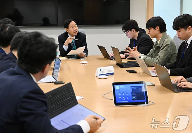 주요 20개국(G20) 재무장관회의 및 국제통화기금(IMF)·세계은행(WB) 춘계회의 참석차 미국 워싱턴D.C.를 방문 중인 구윤철 부총리 겸 재정경제부 장관이 15일(현지시간) 국제통화기금(IMF)에서 열린 동행기자간담회에서 모두발언을 하고 있다.(재정경제부 제공). 2026.4.16/뉴스1