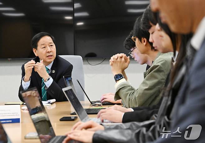 주요 20개국(G20) 재무장관회의 및 국제통화기금(IMF)·세계은행(WB) 춘계회의 참석차 미국 워싱턴D.C.를 방문 중인 구윤철 부총리 겸 재정경제부 장관이 15일(현지시간) 국제통화기금(IMF)에서 열린 동행기자간담회에서 모두발언을 하고 있다.(재정경제부 제공). 2026.4.16/뉴스1