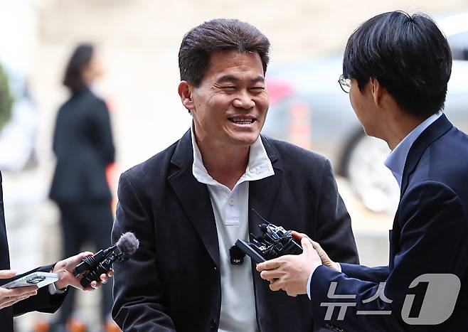 이재명 대통령과 개혁신당 이준석 대표의 명예를 훼손한 혐의를 받는 유튜버 전한길(본명 전유관)씨가 16일 서울 서초구 서울중앙지방법원에서 열린 구속 전 피의자 심문(영장실질심사)에 출석하며 취재진 질문에 답하고 있다. 2026.4.16 ⓒ 뉴스1 김도우 기자