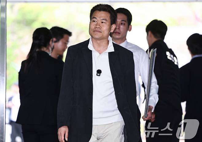 이재명 대통령과 개혁신당 이준석 대표의 명예를 훼손한 혐의를 받는 유튜버 전한길(본명 전유관)씨가 16일 서울 서초구 서울중앙지방법원에서 열린 구속 전 피의자 심문(영장실질심사)에 출석하고 있다. 2026.4.16 ⓒ 뉴스1 김도우 기자