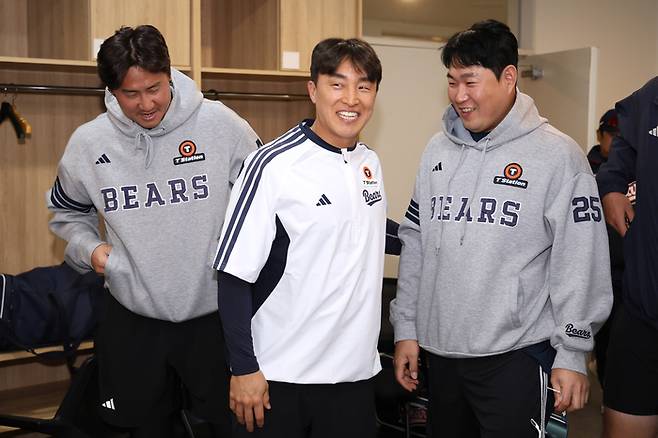 한화에서 두산으로 전격 트레이드 된 손아섭(가운데)이 14일 문학구장에서 열리는 2026 KBO리그 SSG와의 경기에 앞서 팀에 합류해 이용찬(왼쪽), 양의지와 인사를 하고  있다. 사진 | 두산 베어스