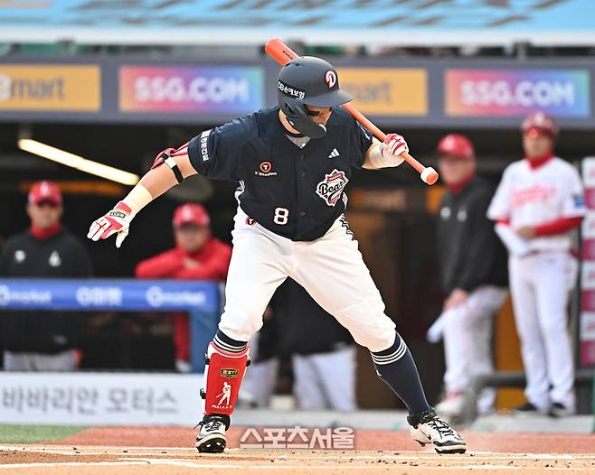 한화에서 두산으로 전격 트레이드 된 손아섭이 14일 문학구장에서 열린 2026 KBO리그 SSG와 1회말 무사 1루 첫 타석에서 볼을 골라내고 있다. 문학 | 박진업 기자 upandup@sportsseoul.com