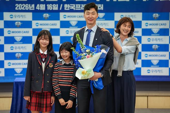 우리카드 박철우 감독(가운데)이 가족들과 취임 기자회견에서 포즈를 취하고 있다. 사진 | 우리카드