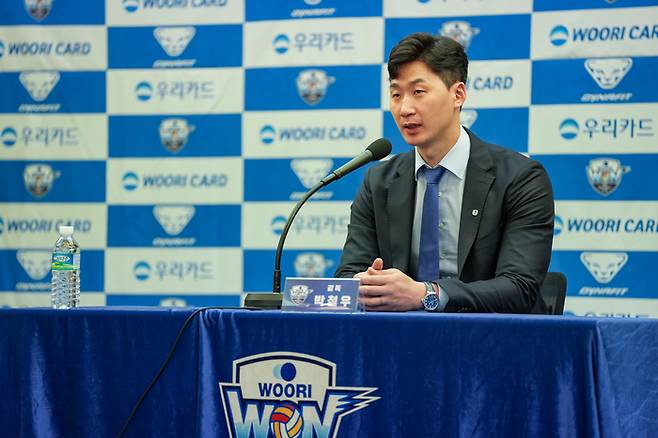 우리카드 박철우 감독이 취임 기자회견에서 취재진 질문에 답하고 있다. 사진 | 우리카드