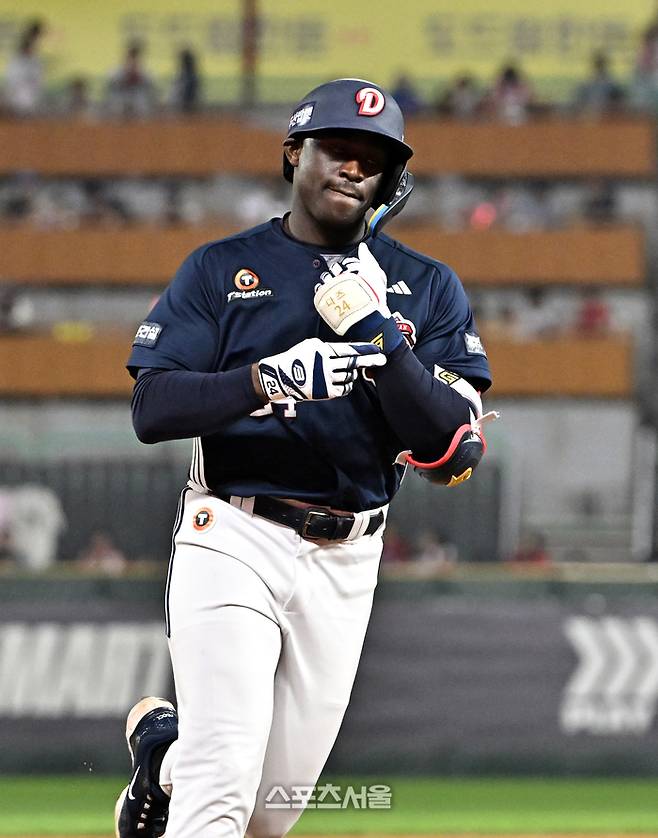 두산 카메론이 14일 문학구장에서 열린 2026 KBO리그 SSG와 경기 4회초 2사 1루 상황에서 SSG 전영준을 상대로 2점 홈런을 친 뒤 베이스를 돌며 세리머니를 하고 있다. 문학 | 박진업 기자 upandup@sportsseoul.com