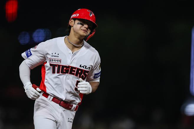 KIA 김도영이 15일 광주-기아 챔피언스 필드에서 열린 2026 KBO리그 정규시즌 키움전에서 7회말 좌월 솔로포를 터뜨린 뒤 베이스를 돌고 있다. 사진 | KIA 타이거즈