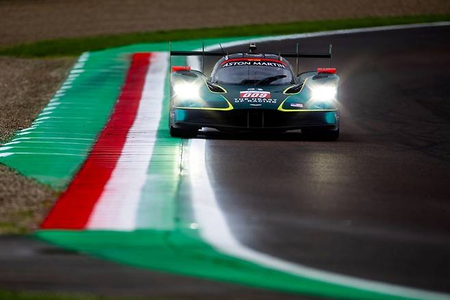 애스턴마틴의 하이퍼카 ‘발키리(Valkyrie)’ 3대가 이번 주말 세계 최고 권위의 스포츠카 레이싱 무대를 동시에 누비며 2026 시즌의 본격적인 시작을 알린다. 사진 | 애스턴마틴