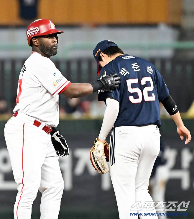 한국에만 있는 선후배 문화를 이해하고 있는 에레디아가 깍듯한 후배 박준순의 어깨를 쓰다듬었다.