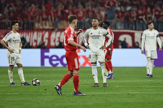 epa12892697 Kylian Mbappe of Real Madrid (C) looks on during the UEFA Champions League quarter-finals, 2nd leg match FC Bayern Munich against Real Madrid, in Munich, Germany, 15 April 2026.  EPA/RONALD WITTEK







<저작권자(c) 연합뉴스, 무단 전재-재배포, AI 학습 및 활용 금지>